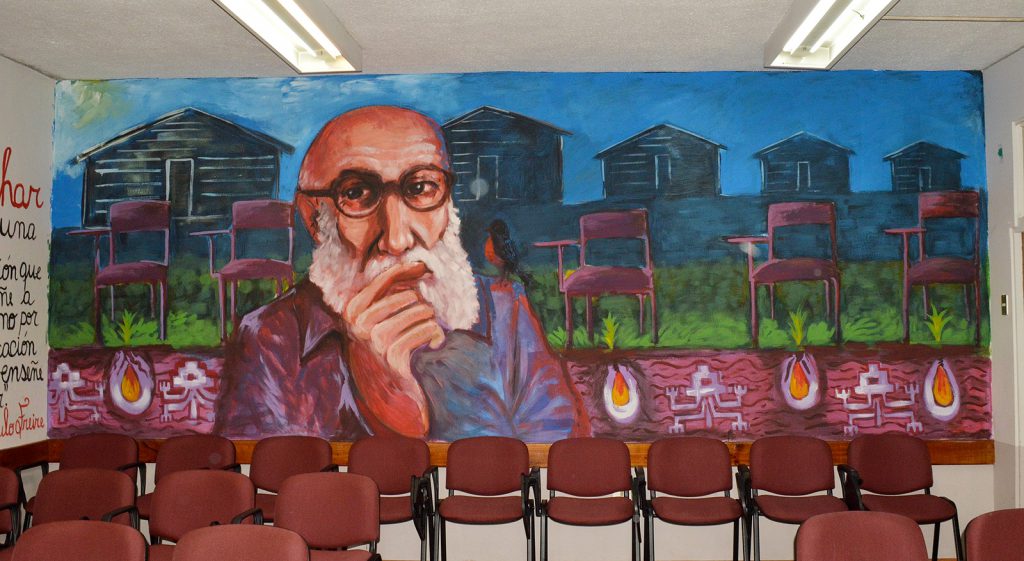 Mural de Paulo Freire na Faculdade de Educação e Humanidades da Universidade do Bío-Bío, no Chile